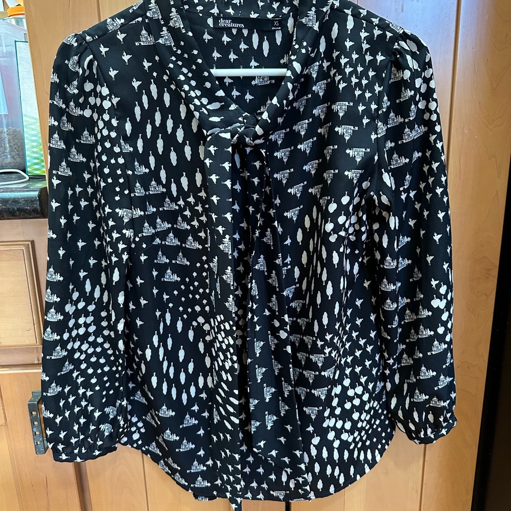 Dear Creatures Black and White Graphic Blouse w/bow tie. Size XS